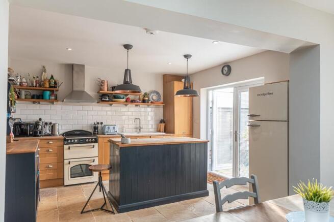 KITCHEN/DINING ROOM