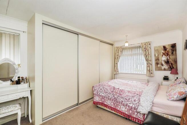 4 bed House for sale Image 11