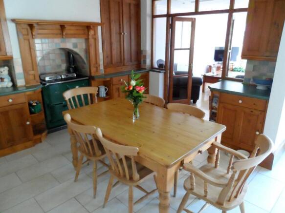 FITTED KITCHEN/DININ