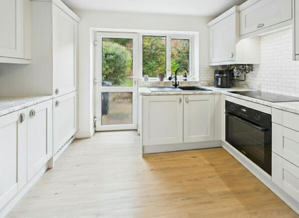 cam01698g0pr0129still008001