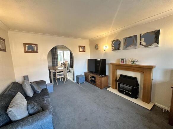 LIVING/DINING ROOM