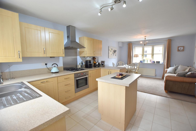 KITCHEN/DINING ROOM