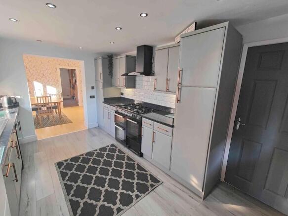 6 bed Detached for sale Image 9