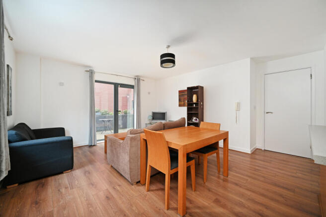 2 bed Apartment to rent Image 4