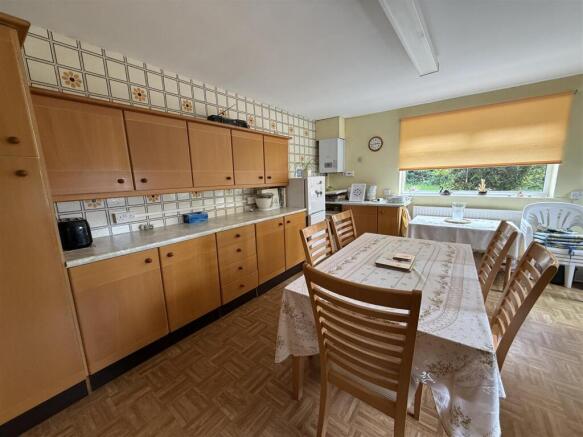 Kitchen 2.jpeg