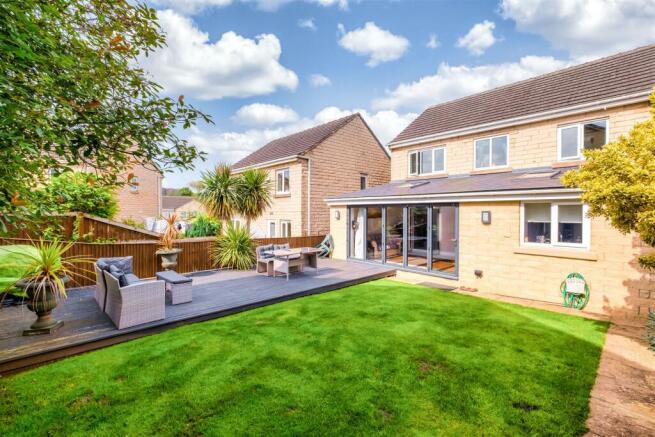 5 bed Detached for sale Image 11