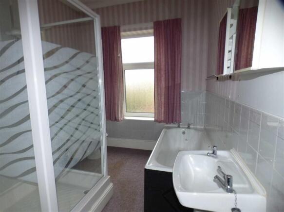 SPACIOUS BATHROOM