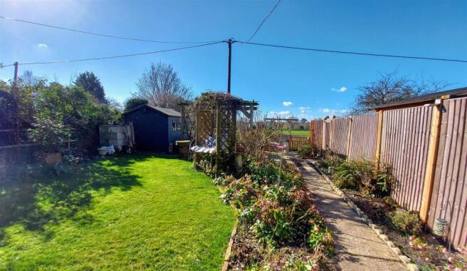 DELIGHTFUL REAR GARDEN