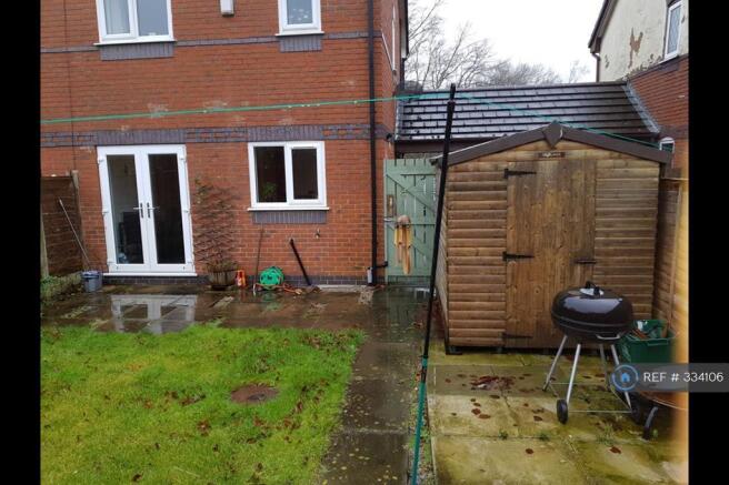 Large Rear Garden With Lawn. 