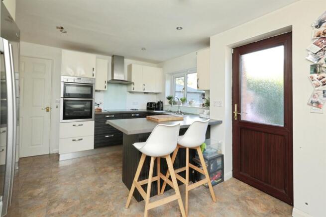 5 bed Detached for sale Image 4