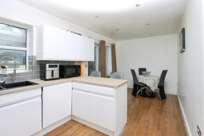 6 bed Detached for sale Image 8