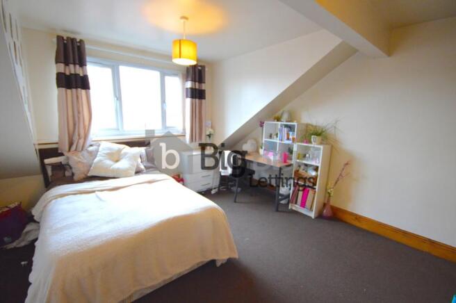 4 bed Terraced to rent Image 5
