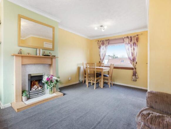 Living Room / 
Dinin