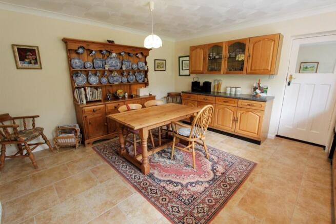 Kitchen (2).JPG