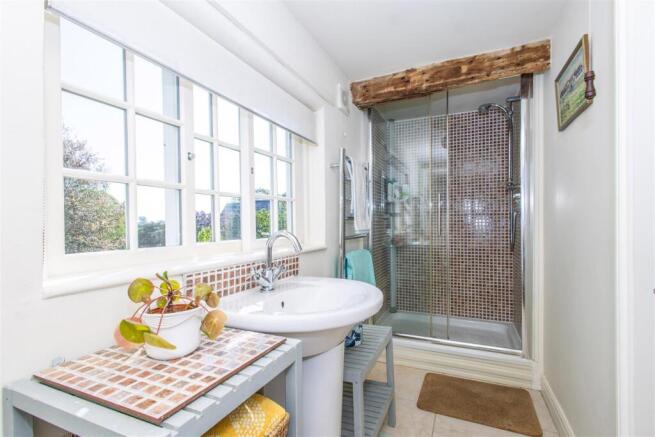 5 bed Detached for sale Image 9