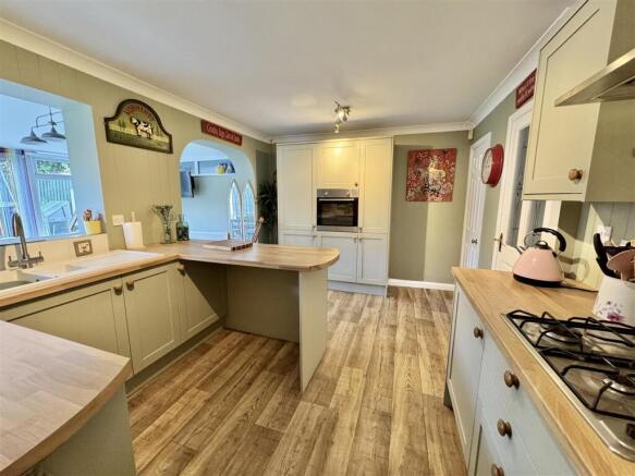 3 bed Semi-Detached for sale Image 12