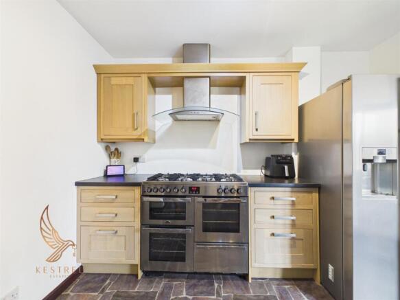 5 bed Detached for sale Image 12
