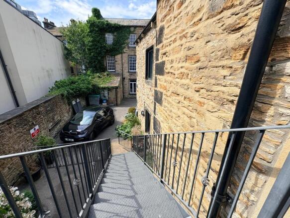 2 bed Flat to rent Image 12