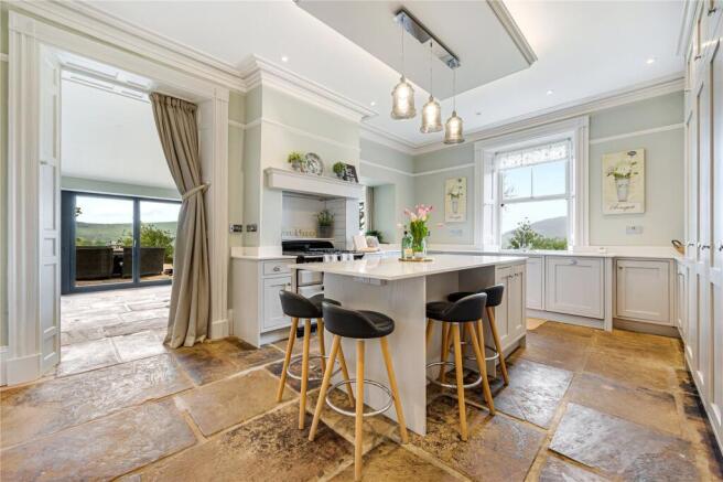 7 bed Detached for sale Image 6