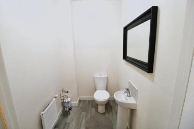 5 bed Semi-Detached to rent Image 4