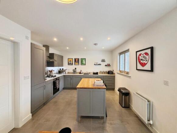 4 bed House for sale Image 6