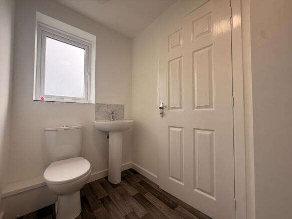 4 bed House to rent Image 9