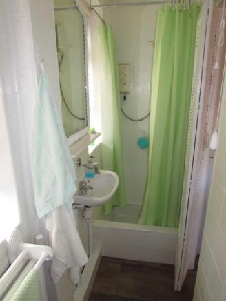 HallidayRd10shower.J