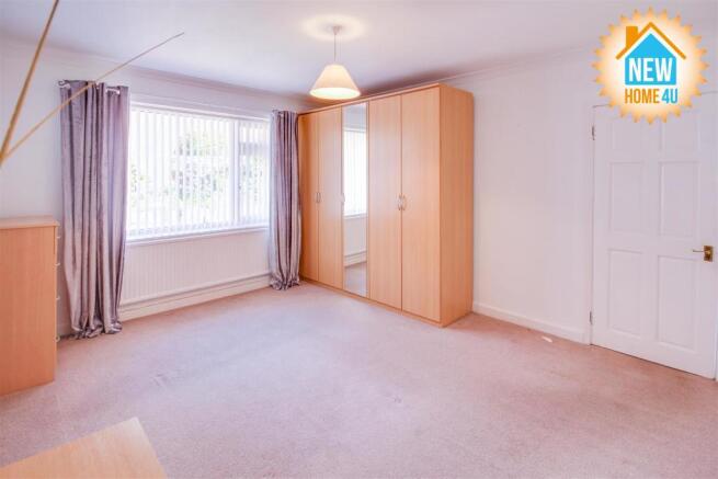MAIN BEDROOM: