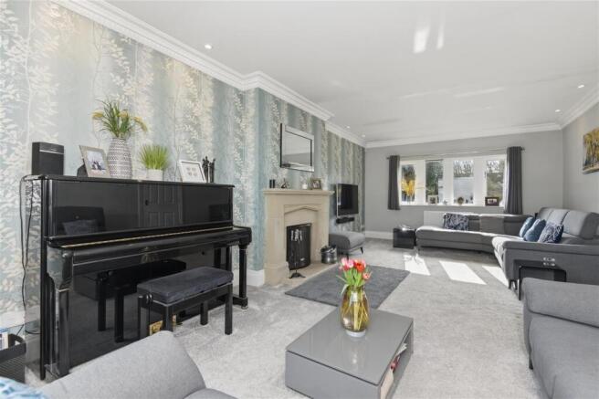 5 bed Detached for sale Image 12