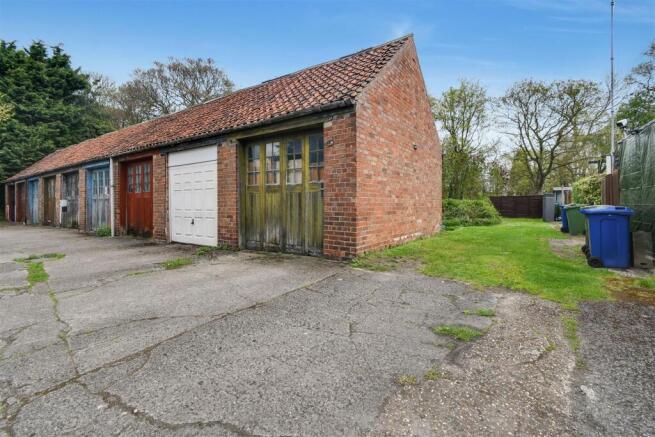 GARAGE & PARKING