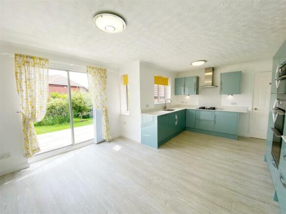 Kitchen2.jpg