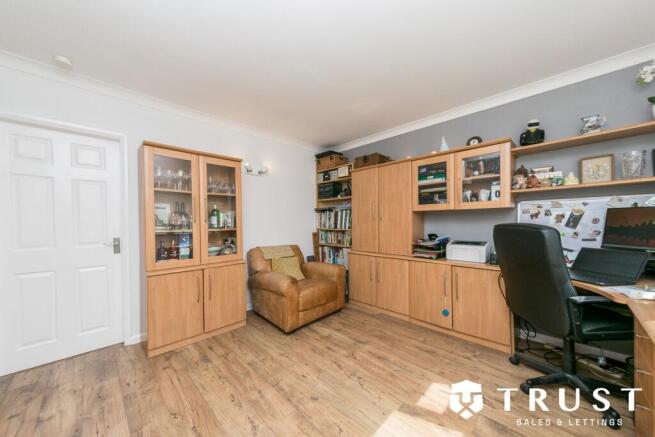 5 bed Detached for sale Image 10