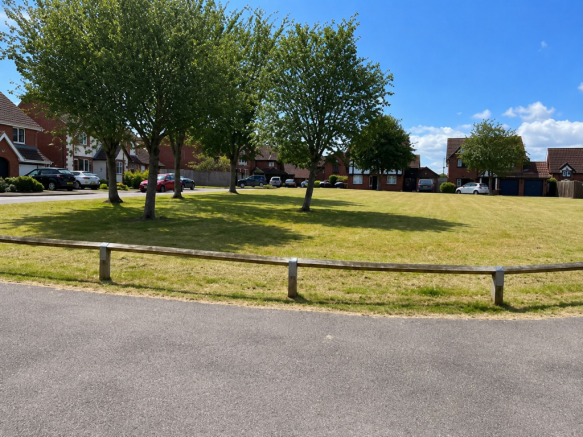 Overlooks a green (front)