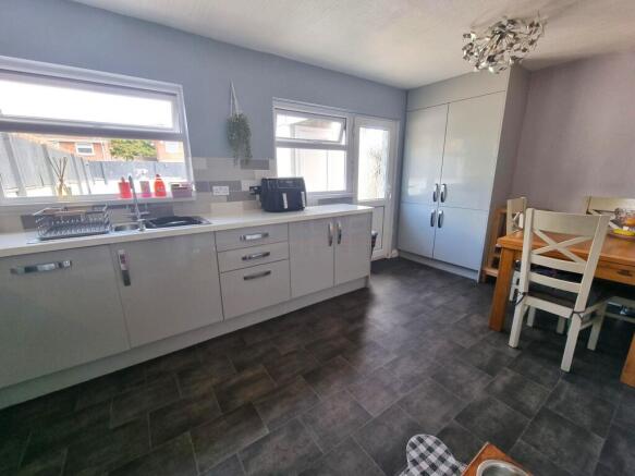 Kitchen/ Breakfast Room