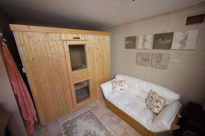 ATTACHED GARAGE/SAUN
