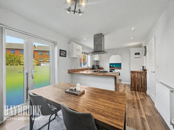 4 bed Detached for sale Image 5