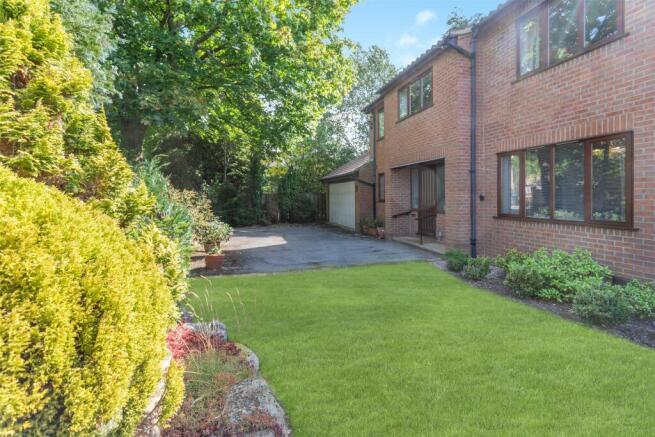 4 bed Detached for sale Image 11