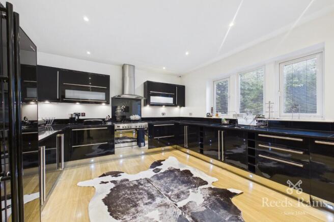 7 bed Detached for sale Image 6