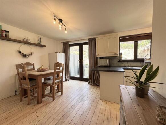 Pack Horse Close, Clayton West, Huddersfield, HD8 9LU photo 5