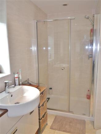 EN-SUITE SHOWER ROOM