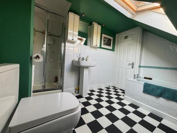 4 bed House for sale Image 11