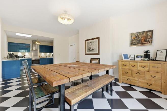 3 bed Apartment for sale Image 9
