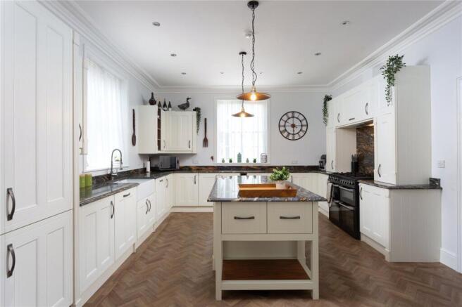 7 bed Detached for sale Image 10