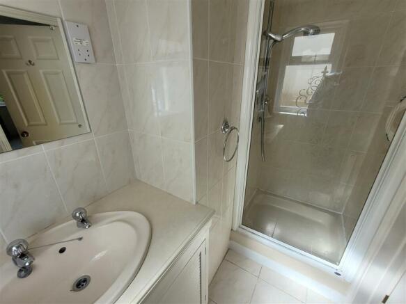 EN-SUITE SHOWER ROOM
