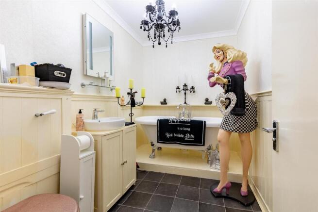 12 bed Detached for sale Image 11