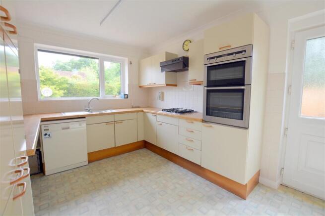 3. Kitchen alt.JPG