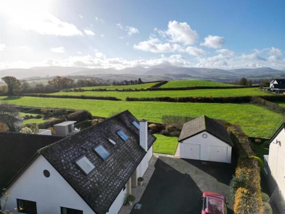 dji_fly_20251108_232226_516_1762603391697_photo.jp