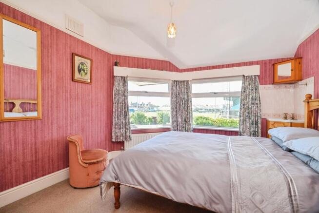 5 bed Detached for sale Image 10