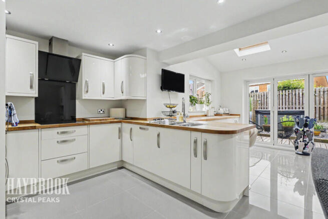 4 bed Detached for sale Image 9