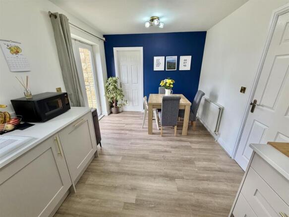 4 bed Semi-Detached for sale Image 8